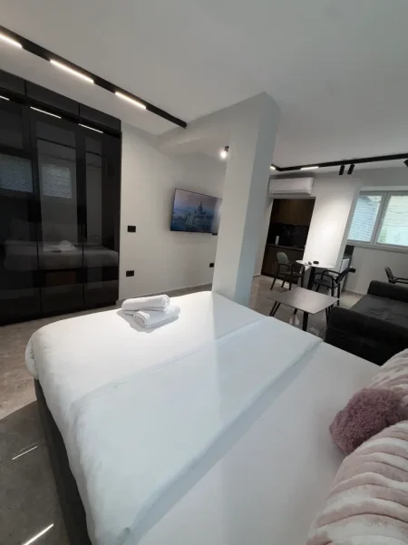 Jap me qera ditore ,javore ,garsoniere te 21 Dhjetori mozaiku Kati 1, 50  m² (21 dhjetori)