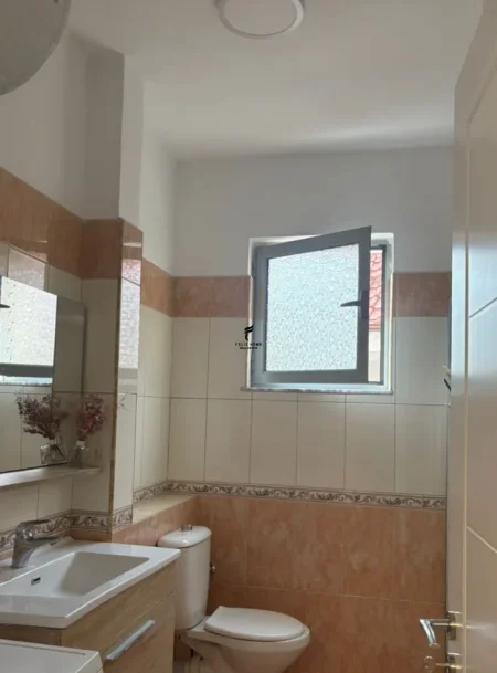 Tirane, jepet me qera apartament 1+1 Kati 2, 90 m² 700 € (RRUGA E ELBASANIT)