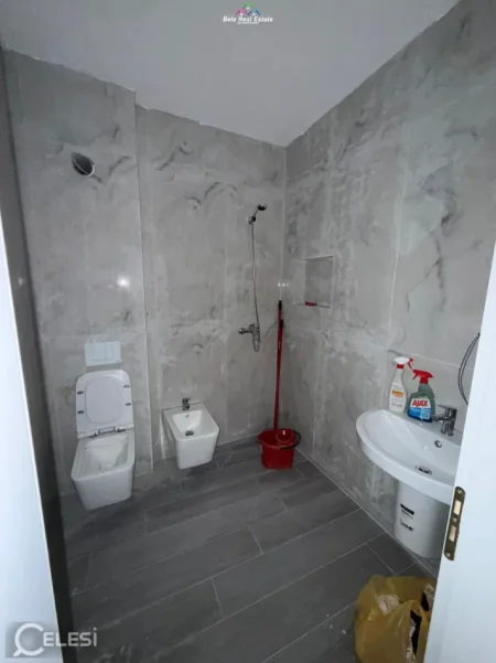 Tirane, jepet me qera zyre Kati 5, 73 m² 580 € (zogu i zi)