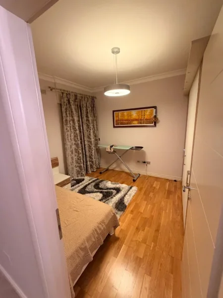 Tirane, jepet me qera apartament 2+1 Kati 3, 90 m² 1.000 € (KOMUNA E PARISIT)