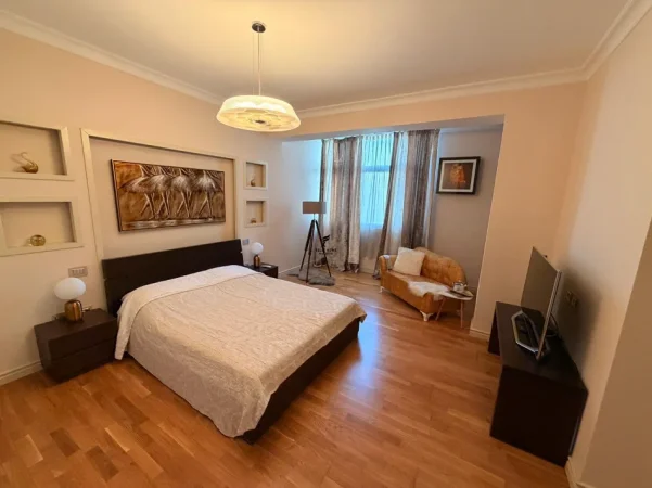 Tirane, jepet me qera apartament 2+1 Kati 3, 90 m² 1.000 € (KOMUNA E PARISIT)
