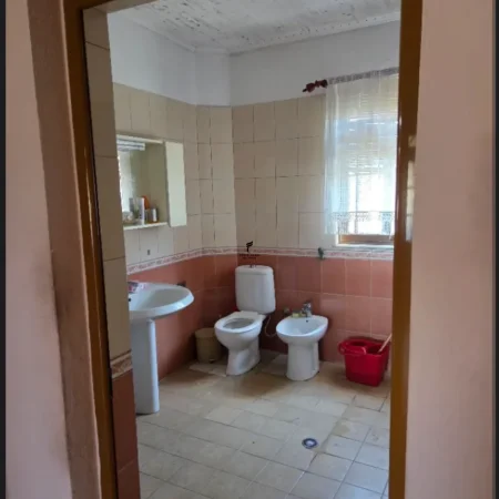 Tirane, jepet me qera apartament 2+1 Kati 3, 100 m² 550 € (FUSHA E AVIACIONIT)