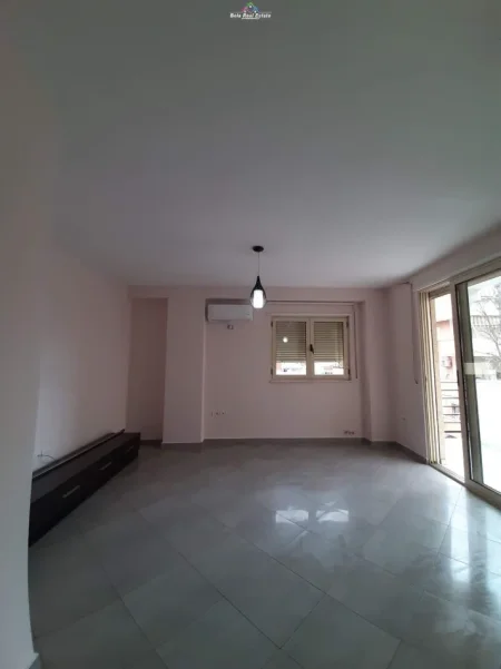 Tirane, jepet me qera apartament 1+1+Ballkon Kati 5, 75 m² 620 € (Komuna e Parisit
