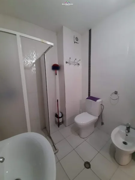 Tirane, jepet me qera apartament 1+1+Ballkon Kati 5, 75 m² 620 € (Komuna e Parisit