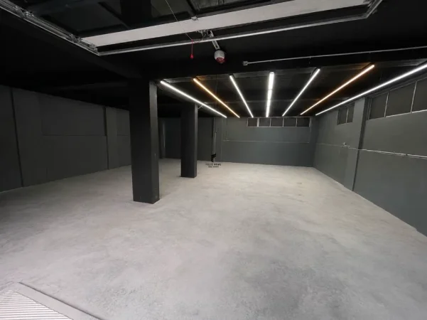 Tirane, jepet me qera magazine Kati -1, 131 m² 500 € (YZBERISHT)