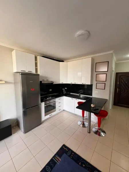 Tirane, jepet me qera apartament 1+1 , 67 m² 750 € (Liqeni i Thatë)