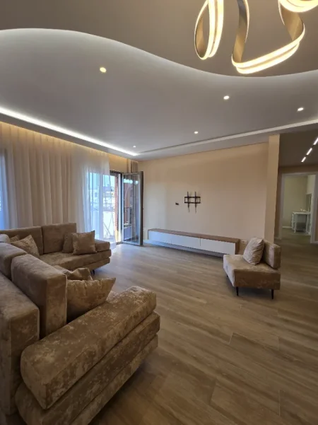 Tirane, jepet me qera apartament 2+1 , 120 m² 1.300 € (Kompleksi Delijorgji)
