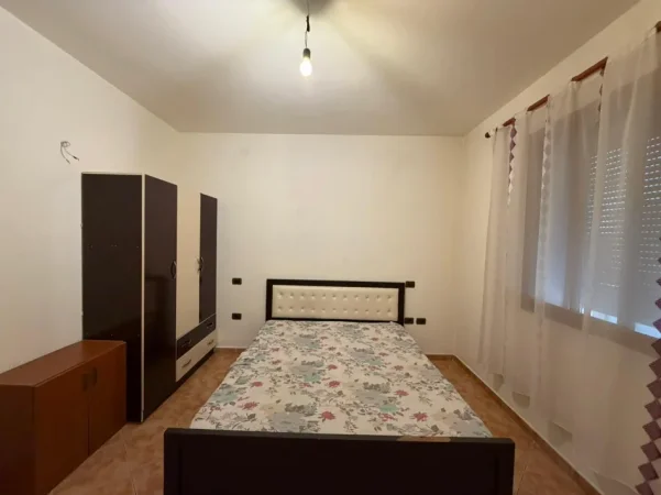 Tirane, jepet me qera apartament 1+1 Kati 1, 50 m² 380 € (Ish-Parku i Autobusave.)