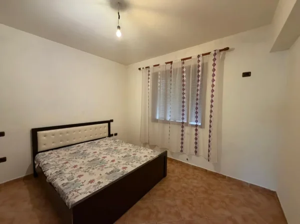 Tirane, jepet me qera apartament 1+1 Kati 1, 50 m² 380 € (Ish-Parku i Autobusave.)