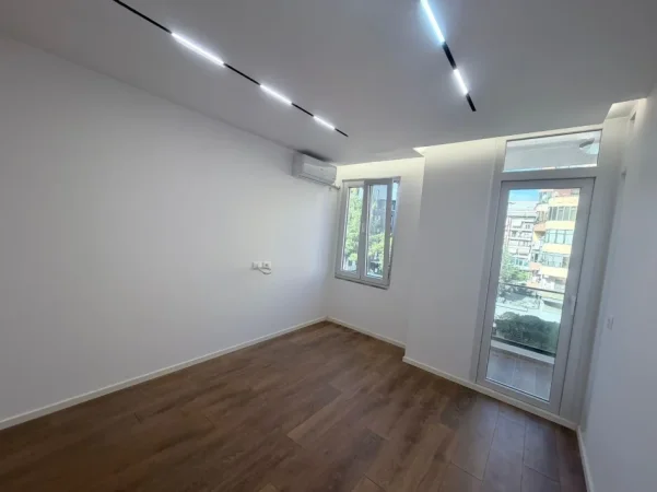 Tirane, jap me qera apartament 1+1+Ballkon Kati 3, 56 m² 700 € (21 Dhjetori)