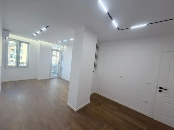 Tirane, jap me qera apartament 1+1+Ballkon Kati 3, 56 m² 700 € (21 Dhjetori)