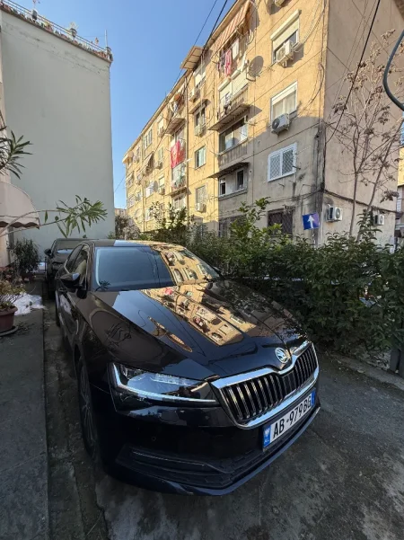 Tirane, shes makine Skoda superb Nafte, e zeze automatik Klima 53.000 km 19.990 €