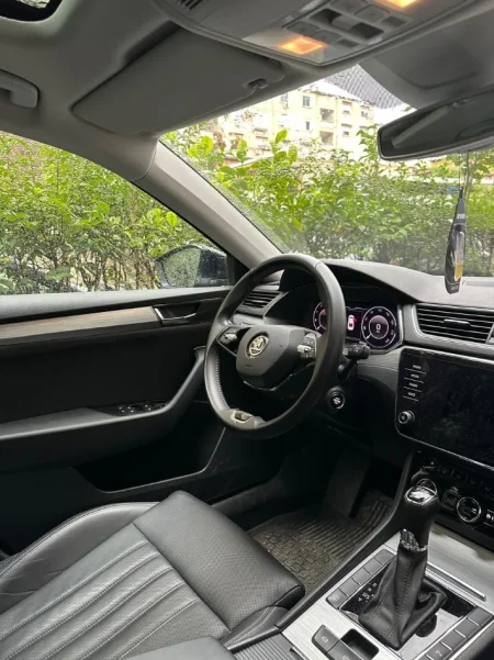 Tirane, shes makine Skoda superb Nafte, e zeze automatik Klima 53.000 km 19.990 €