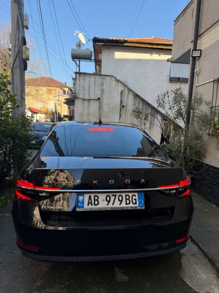 Tirane, shes makine Skoda superb Nafte, e zeze automatik Klima 53.000 km 19.990 €