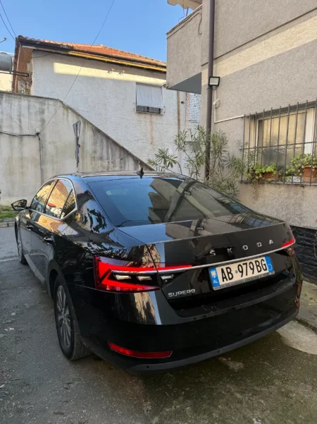 Tirane, shes makine Skoda superb Nafte, e zeze automatik Klima 53.000 km 19.990 €