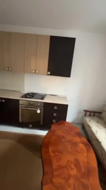 Tirane, jepet me qera apartament 1+1 Kati 1, 50 m² 300 € (Rruga 5 Maji)