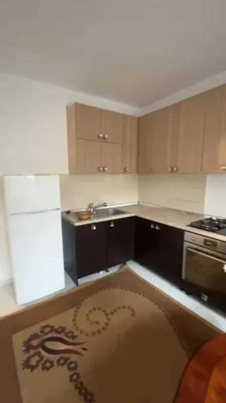 Tirane, jepet me qera apartament 1+1 Kati 1, 50 m² 300 € (Rruga 5 Maji)