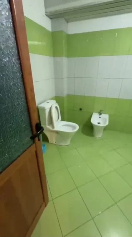 Tirane, jepet me qera apartament 1+1 Kati 1, 50 m² 300 € (Rruga 5 Maji)