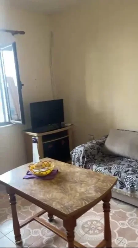 Tirane, jepet me qera apartament 1+1 Kati 1, 50 m² 300 € (Rruga 5 Maji)