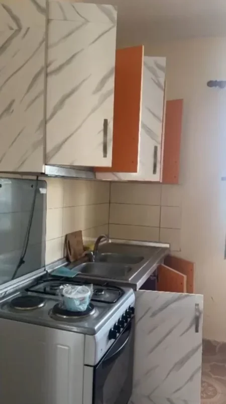 Tirane, jepet me qera apartament 1+1 Kati 1, 50 m² 300 € (Rruga 5 Maji)
