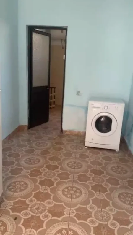 Tirane, jepet me qera apartament 1+1 Kati 1, 50 m² 300 € (Rruga 5 Maji)