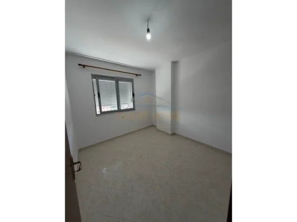 Tirane, jepet me qera apartament 2+1+Ballkon Kati 6, 89 m² 450 € (Unaza e Re)