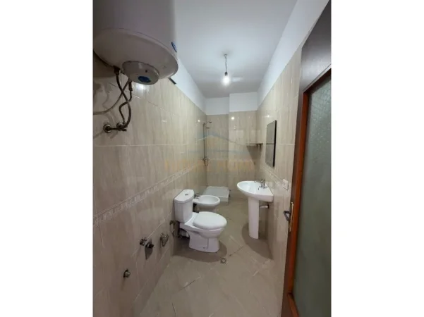 Tirane, jepet me qera apartament 2+1+Ballkon Kati 6, 89 m² 450 € (Unaza e Re)