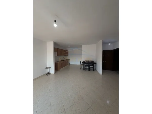 Tirane, jepet me qera apartament 2+1+Ballkon Kati 6, 89 m² 450 € (Unaza e Re)