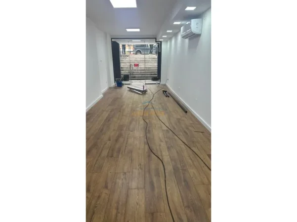Tirane, jepet me qera ambjent biznesi Kati -1, 44 m² 600 € (ish Dogana)