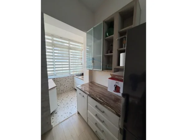 Tirane, jepet me qera apartament 2+1+Ballkon Kati 2, 82 m² 880 € (Rruga e Barrikadave)