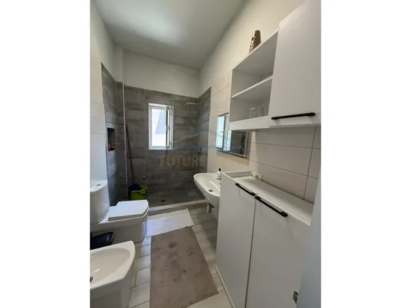 Tirane, jepet me qera apartament 2+1+Ballkon Kati 2, 82 m² 880 € (Rruga e Barrikadave)