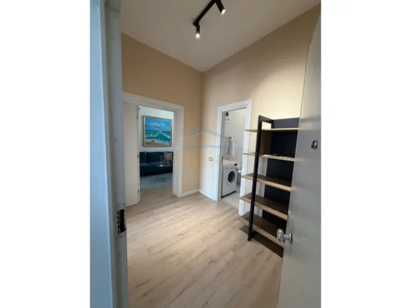Tirane, jepet me qera apartament 2+1+Ballkon Kati 2, 82 m² 880 € (Rruga e Barrikadave)