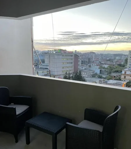 Tirane, jepet me qera apartament 1+1 Kati 5, 64 m² 550 € (Pallati me Shigjeta)