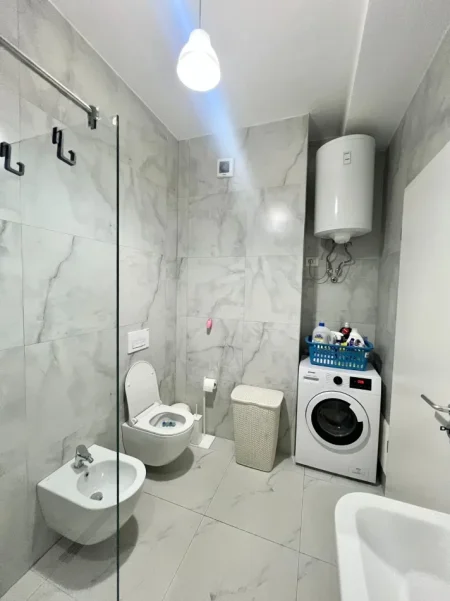 Tirane, jepet me qera apartament 1+1+Ballkon Kati 3, 60 m² 450 € (Jordan Misja)