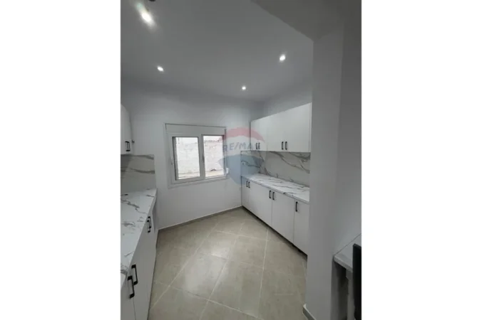 Vlore, shitet shtepi 1+1 Kati 0, 186 m² 100.000 € (Rruga Enver Jaho, Vlore)