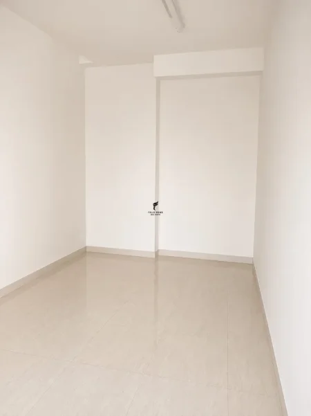 Tirane, jepet me qera zyre Kati 0, 20 m² 200 € (PAZARI I RI)