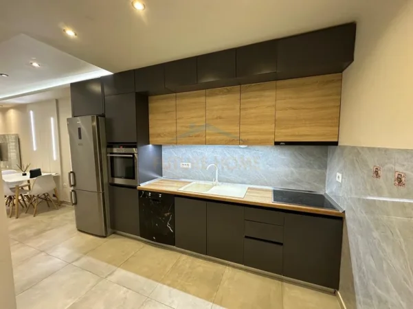 Tirane, shitet apartament 1+1+Ballkon Kati 1, 85 m² 160.000 € 
