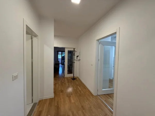 Tirane, jepet me qera apartament 3+1 Kati 3, 170 m² 2.500 € (BLLOKU)
