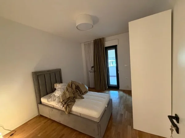 Tirane, jepet me qera apartament 3+1 Kati 3, 170 m² 2.500 € (BLLOKU)