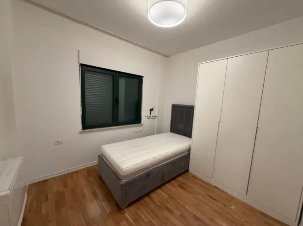 Tirane, jepet me qera apartament 3+1 Kati 3, 170 m² 2.500 € (BLLOKU)