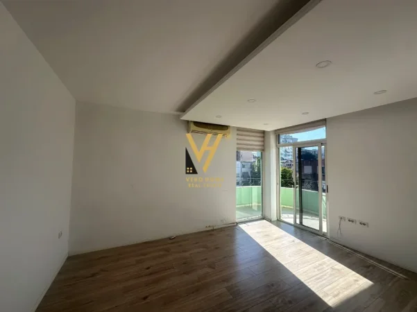 Tirane, jepet me qera ambjent biznesi Kati 5, 180 m² 180 € (SHESHI WILLSON)