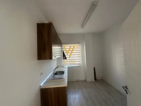Tirane, jepet me qera ambjent biznesi Kati 5, 180 m² 180 € (SHESHI WILLSON)