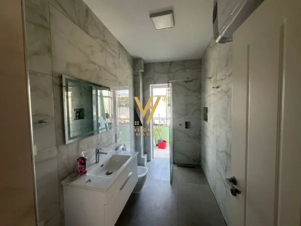 Tirane, jepet me qera ambjent biznesi Kati 5, 180 m² 180 € (SHESHI WILLSON)