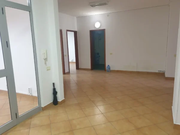 Tirane, jepet me qera zyre Kati 10, 155 m² 800 € (bulevardi zogu i pare)