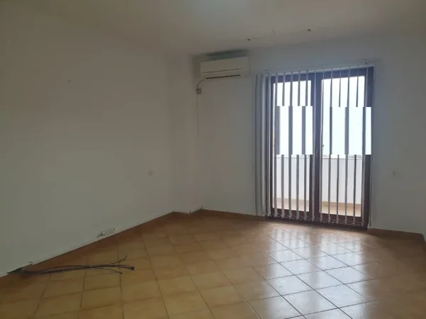 Tirane, jepet me qera zyre Kati 10, 155 m² 800 € (bulevardi zogu i pare)