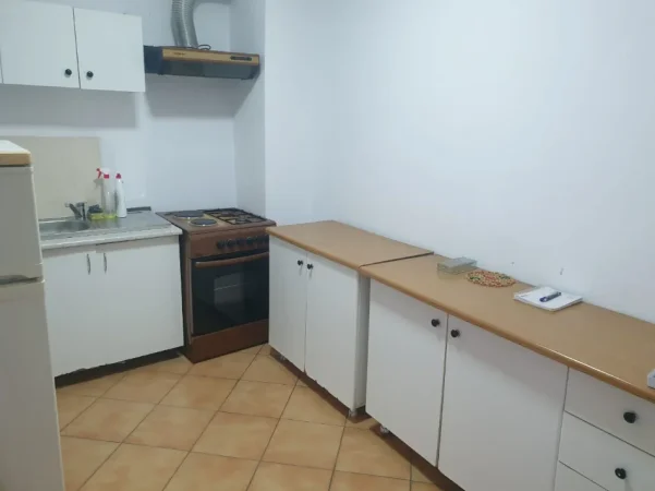 Tirane, jepet me qera zyre Kati 10, 155 m² 800 € (bulevardi zogu i pare)