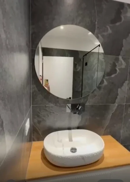 Jepet me QIRA zyre Kati 8, 79 m²Tirane QENDER .
