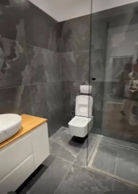 Jepet me QIRA zyre Kati 8, 79 m²Tirane QENDER .