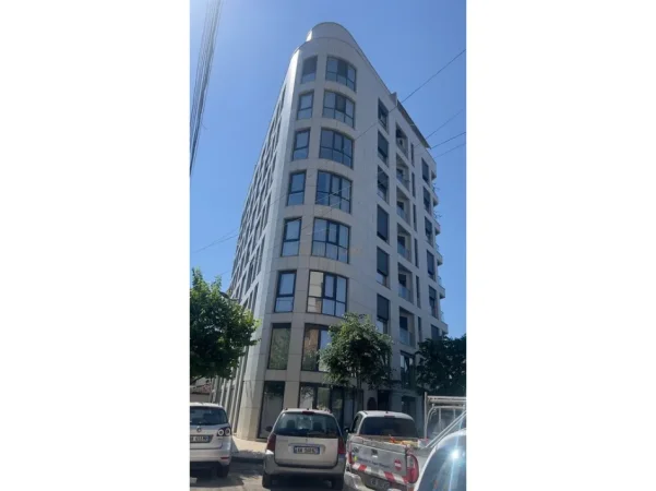 Tirane, jepet me qera ambjent biznesi , 60 m² 700 € (Medreseja)