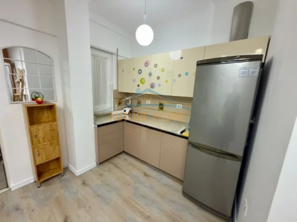 Tirane, jepet me qera apartament 3+1 Kati 5, 114 m² 1.250 € 